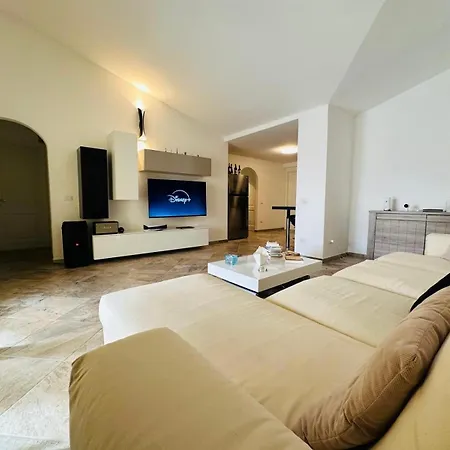 Red Bouganvillea Villa Nuragheddu